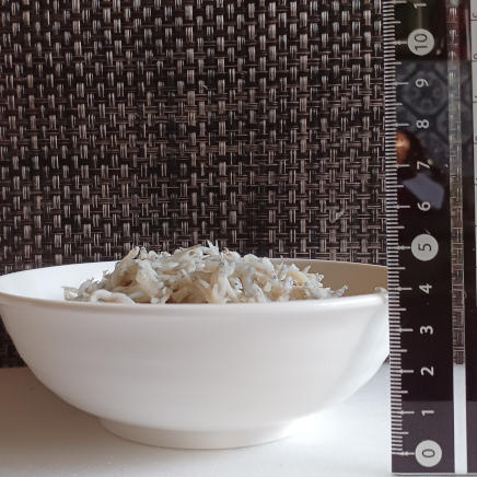 横から見た中皿にもったしらす 100g