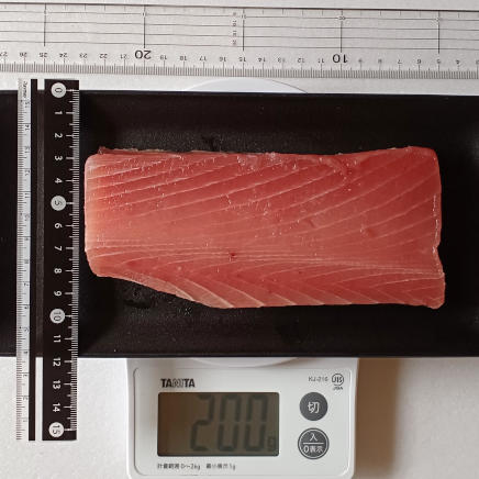 200gのキハダマグロ(頭側)