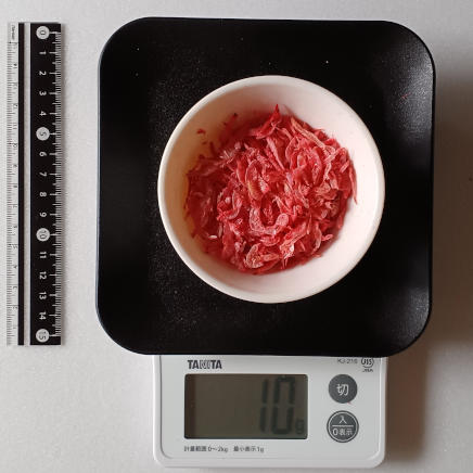 小鉢に入れた10gの干しエビ