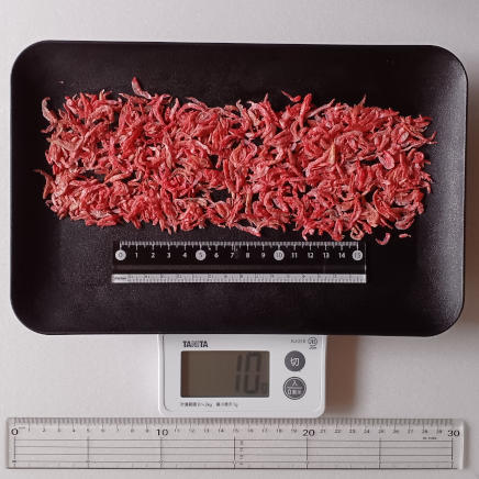 皿に並べた10gの干しエビ