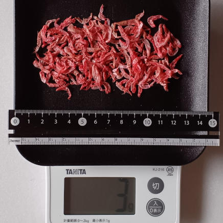 皿に並べた3gの干しエビ