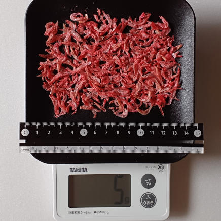 皿に並べた5gの干しエビ