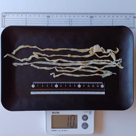 1本ずつ皿に並べた10gのクラゲ