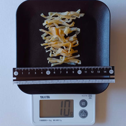 食べやすい大きさに切った10gのクラゲ