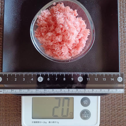 小鉢に入れた20gの桜でんぶ