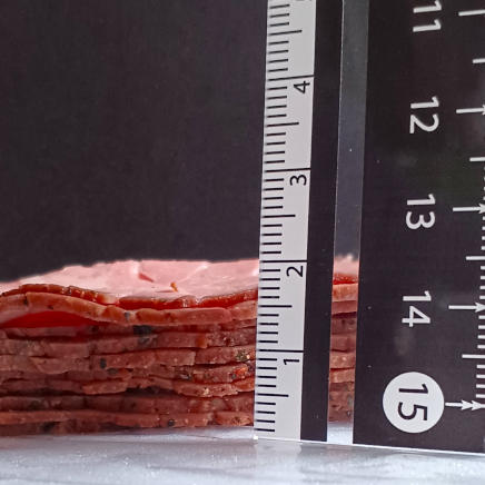 横から見た100gのローストビーフ(厚さ約1.8㎝)