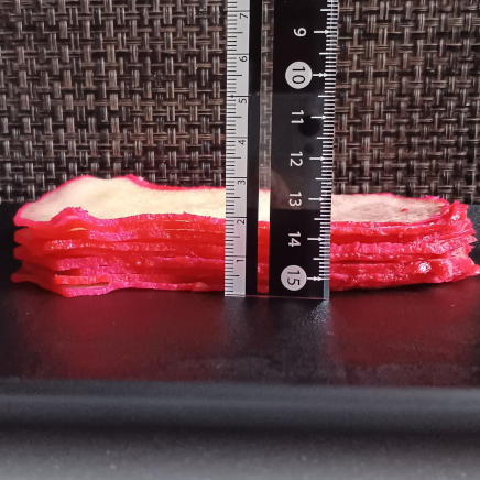 スライス10枚重ねた100gの鯨ベーコン(厚さ約2㎝)