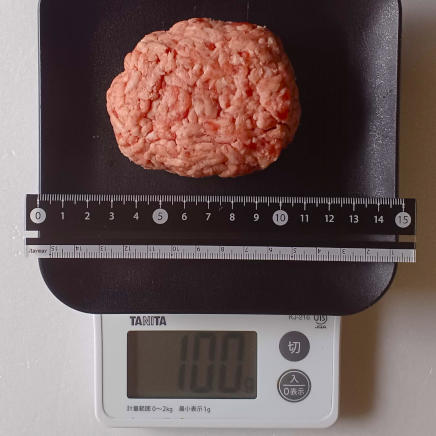 楕円形に形成した100gの豚挽き肉(縦の長さ約8㎝)
