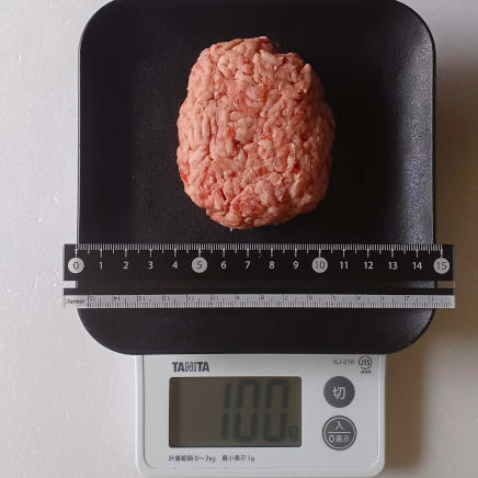 楕円形に形成した100gの豚挽き肉(横の長さ約6㎝)