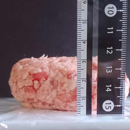 楕円形に形成した100gの豚挽き肉(厚さ約3㎝)