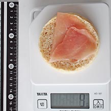 イングリッシュマフィンにはさむ1枚半の生ハム