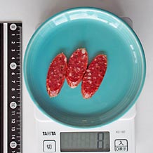 サラミの斜めスライス3枚