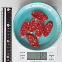 サラミの斜めスライス6枚