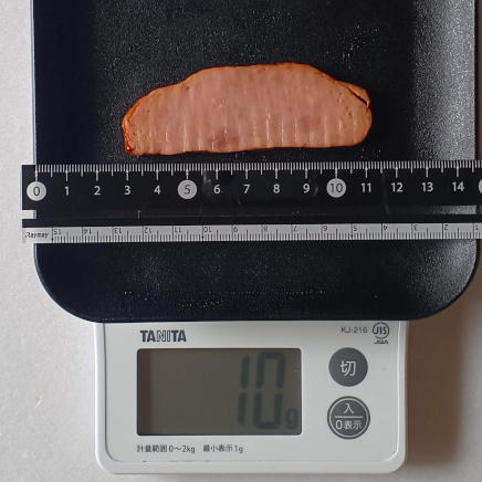 1枚10gの焼き豚(縦の長さ約8㎝)