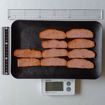 皿に並べた100gの焼き豚