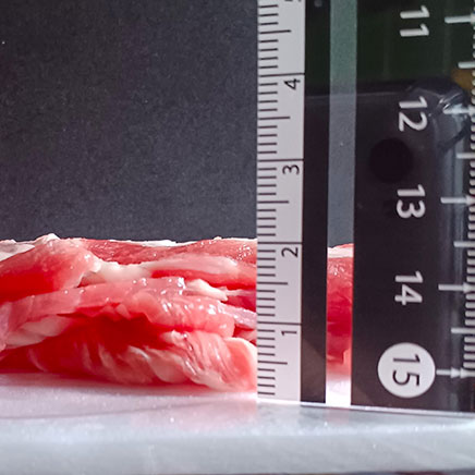横から見た100gのラムショルダー(厚さ約2㎝)