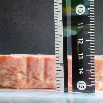 1枚100gのランチョンミート(厚さ約2.5㎝)