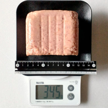 ランチョンミート1缶分345g(横の長さ約10㎝)