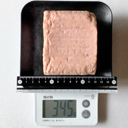 ランチョンミート1缶分345g(縦の長さ約8㎝)