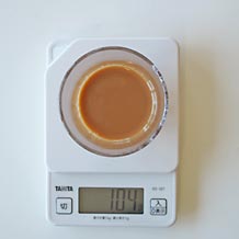 コーヒー牛乳100mlは104ｇ