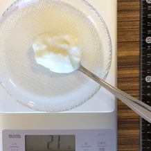 多めに入れたスプーン一杯分のヨーグルト(21g)