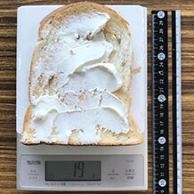 ライ麦食パントースト1枚に塗ったクリームチーズ 19g