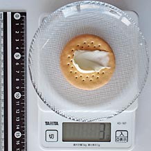 ビスケットに塗ったクリームチーズ