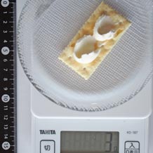 クラッカーに塗ったクリームチーズ