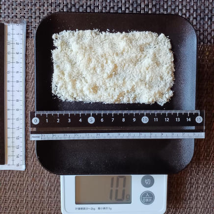 皿に広げた10gのパルメザン 10g