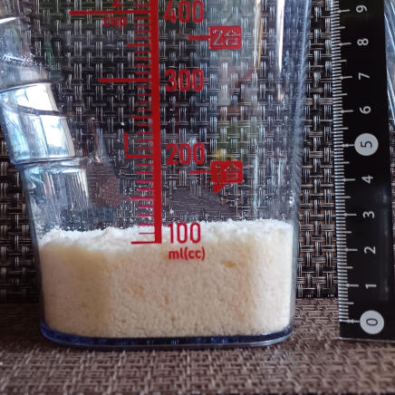 横から見た1/2カップ程(約100cc)のパルメザン 50g