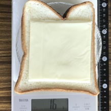 食パンに載せたぷプロセスチーズ1枚 16g