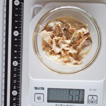 小皿に盛ったアイスミルク