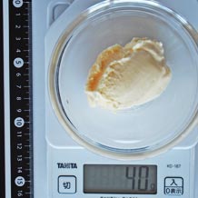 皿に盛った大スプーン山盛りのラクトアイス