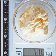 皿に盛った大スプーン山盛り３杯のラクトアイス