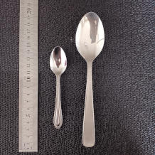 無脂肪無糖ヨーグルトの計量に使用したティースプーンとカレースプーン