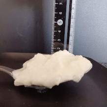 横から見た(カレースプーン1杯分)29gの無脂肪無糖ヨーグルト