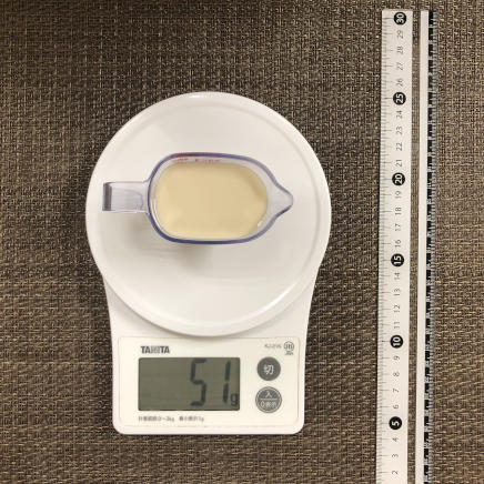 計量カップ50mlの液体ミルク