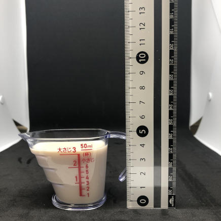 横から撮影した50mlの液体ミルク