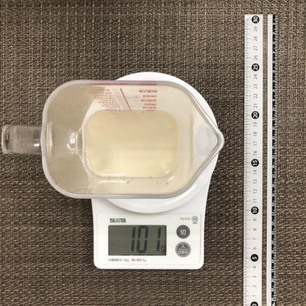 計量カップ100mlの液体ミルク