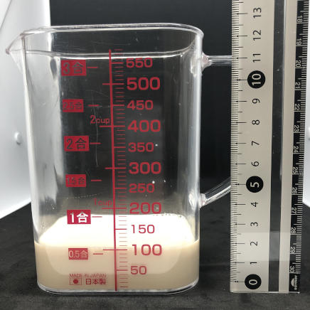 横から撮影した100mlの液体ミルク