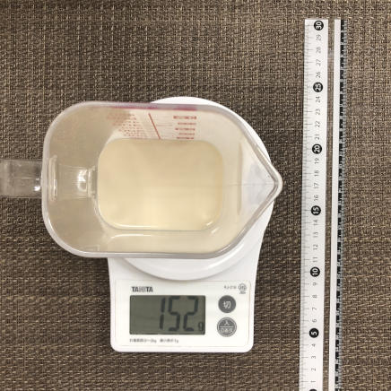 計量カップ150mlの液体ミルク
