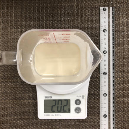 計量カップ200mlの液体ミルク