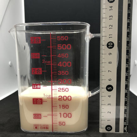 横から撮影した200mlの液体ミルク