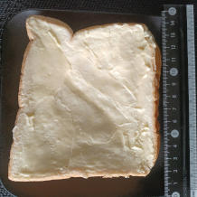 8gのマーガリンを塗った食パン