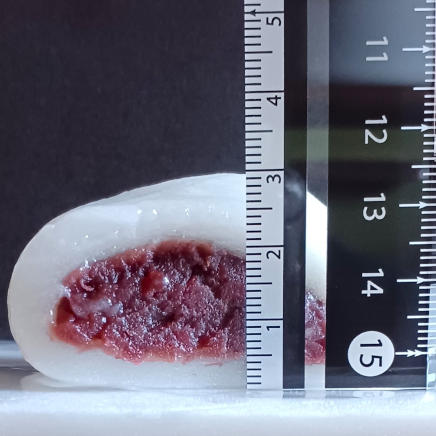 1個98gのかしわもちの断面高さは約3cm