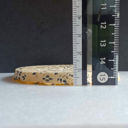 南部せんべい胡麻入りの厚さ約8㎜