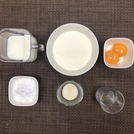 2カップ分のババロアに使った材料(卵黄・牛乳・生クリーム・砂糖・水・ゼラチン)