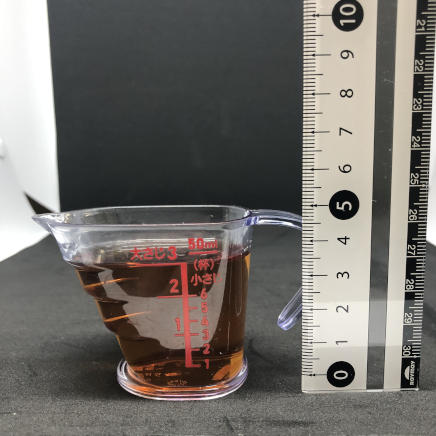 横から撮影した45mlのブランデー