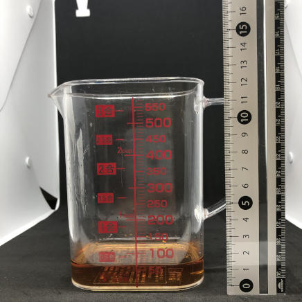 横から撮影した60mlのブランデー