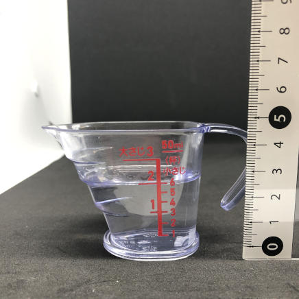 横から撮影した30mlのウォッカ